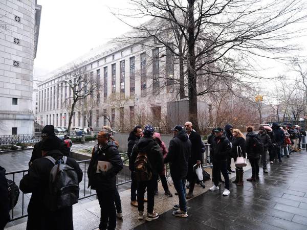 Largas filas se observan la mañana de este viernes en la Corte del Distrito Sur de Nueva York, donde este día continuará el juicio de Juan Orlando Hernández.