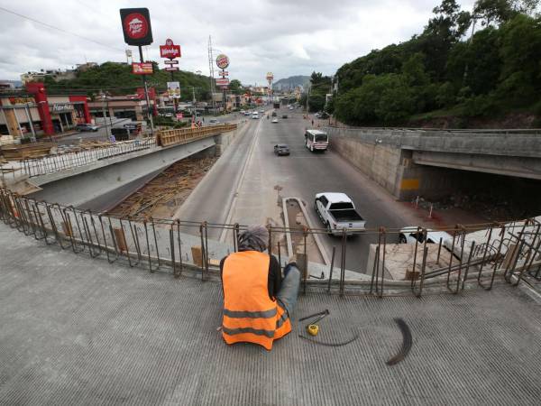 Según las autoridades de la Alcaldía Municipal, con la fundición del último tramo de losa que se hará este sábado, la obra vial alcanzará un avance del 90%.