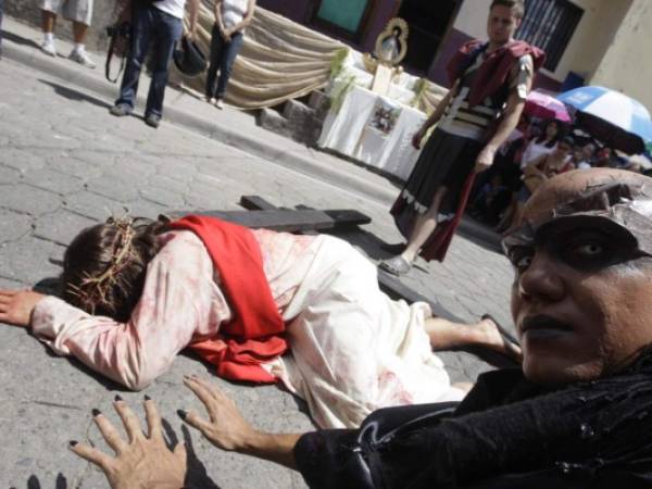 Durante la Vía Dolorosa, Satanás quiso impedir que Jesús fuera crucificado.