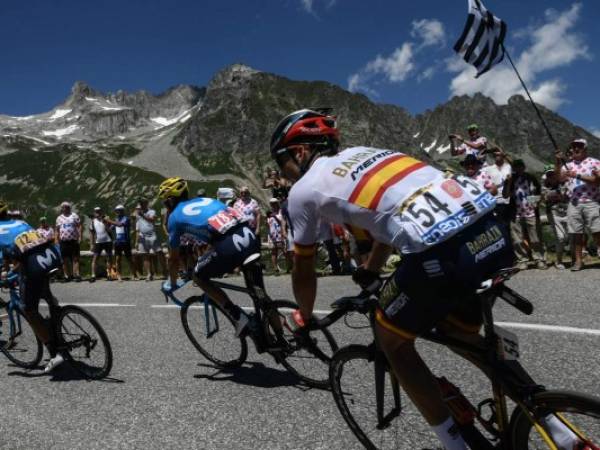 Audrey Amador (a la izquierda), Alejandro Valverde y Gorka Izagirre afrontan una curva en Col de la Madeleine durante el Tour.