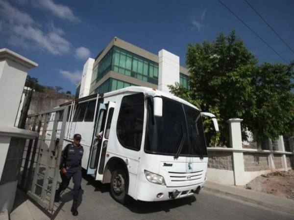 La Corte Suprema de Justicia modificó tres autobuses para recorrer barrios y colonias con la finalidad de brindar justicia, especialmente a población de escasos recursos. Para ello se crearon los Juzgados de Paz Móviles.