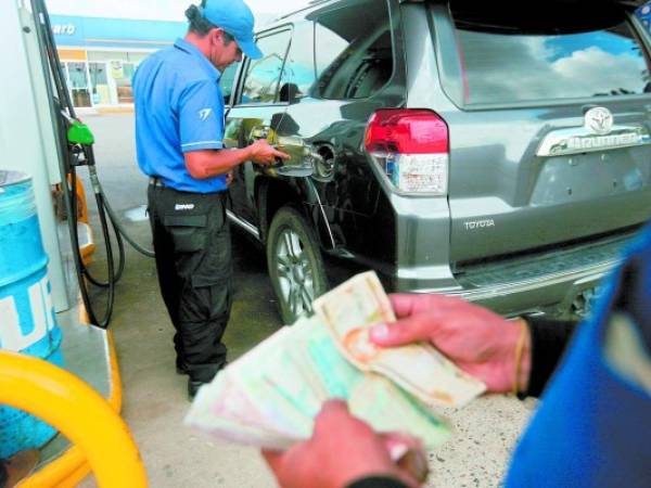 Los hondureños pagan los segundos precios más altos de los combustibles en la región centroamericana.