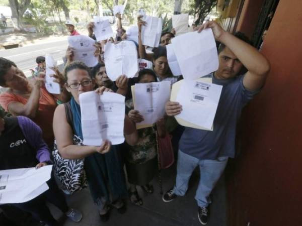 Con la documentación en mano familiares de los discapacitados aguardaron varias horas al exterior del PANI situado en el bulevar Los Próceres.