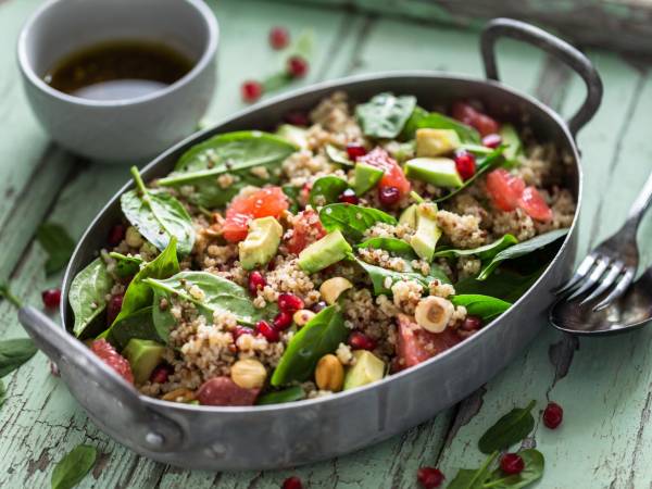 Vegetales como espinaca y aguacate, y frutos secos como almendras y cacahuate combinan perfectamente con la quinoa.