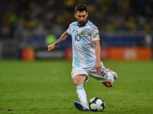 En esta foto de archivo tomada el 2 de julio de 2019, el argentino Lionel Messi golpea el balón durante el partido de semifinales del torneo de fútbol de la Copa América contra Brasil en el Estadio Mineirao en Belo Horizonte, Brasil. Foto: AFP