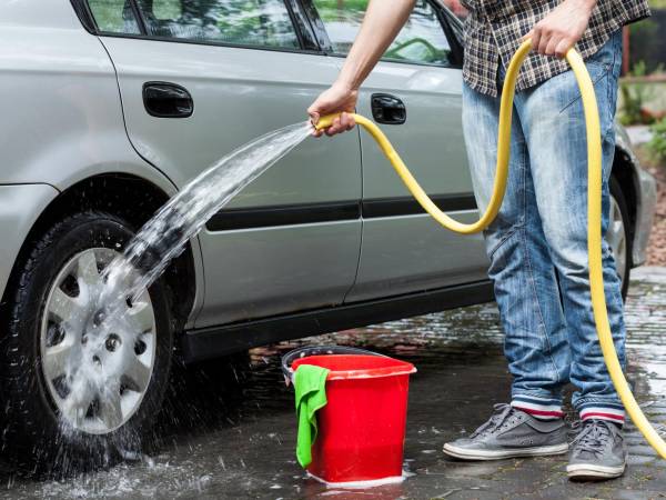 Desde definir en qué momento del día lavarás tu carro, hasta qué productos y herramientas utilizarás para ello, lo mejor es que te instruyas al menos con una guía básica. Hay generalidades que debes acatar.