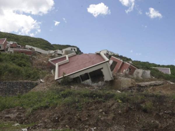 Aunque todavía hay familias viviendo en la zona, la mayoría de las casas sucumbieron.