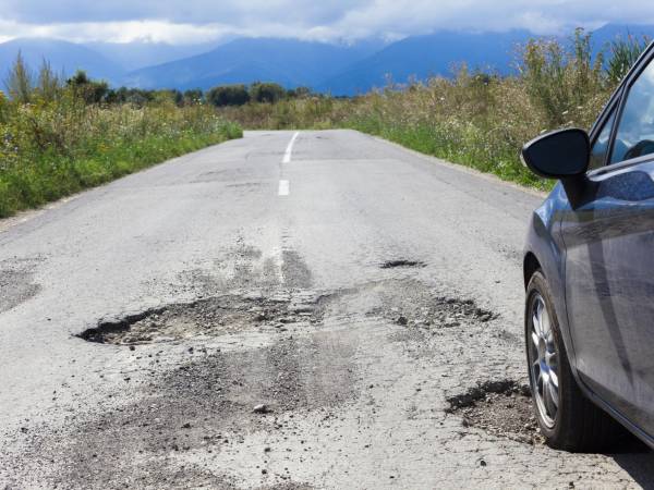 Un objeto abandonado sobre la carretera también es peligroso. Piedras, botellas, piezas de metal... e incluso baches pueden producir cortes en la goma y la carcasa que provocarán al instante o poco después daños en la llanta.