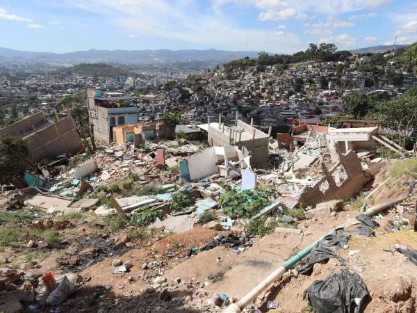 El talud que se formó pro el deslizamiento en la colonia Guillén tiene unos once metros de altura.