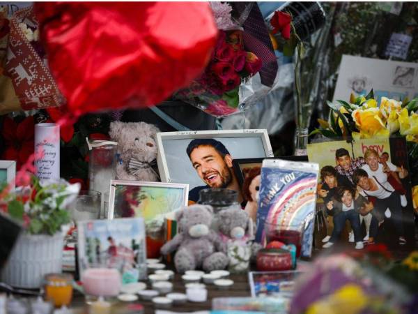 Altar dedicado a Liam Payne por sus fanáticas en el parque de Wolverhampton, Reino Unido, su ciudad natal.