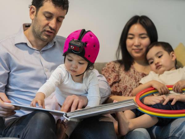 Brenden Lake está estudiando cómo los niños aprenden el lenguaje. Con su hija Luna, su esposa e hijo.