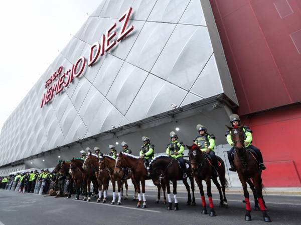 Seguridad de todo tipo se empezó a ver afuera del estadio Nemesio Diez para el partido de la Liga de Naciones entre México ante Hodnuras.