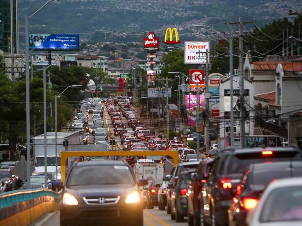 El rápido crecimiento del Distrito Central trae consigo desafíos significativos, siendo la sobrepoblación vehicular uno de los problemas más urgentes. La congestión de tráfico se ha convertido en una preocupación principal para las autoridades locales y los residentes que sumado a la pobre educación vial de los conductores, en la mayoría de los casos, dejan a los mismos a expensas de sufrir accidentes en moto.