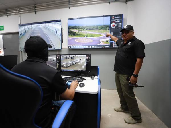 El director del Cector mientras explicaba el funcionamiento de la sala de monitoreo desde donde se vigila toda la instalación.