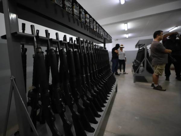 La armería en la megacárcel está provista de cientos de armas y municiones.