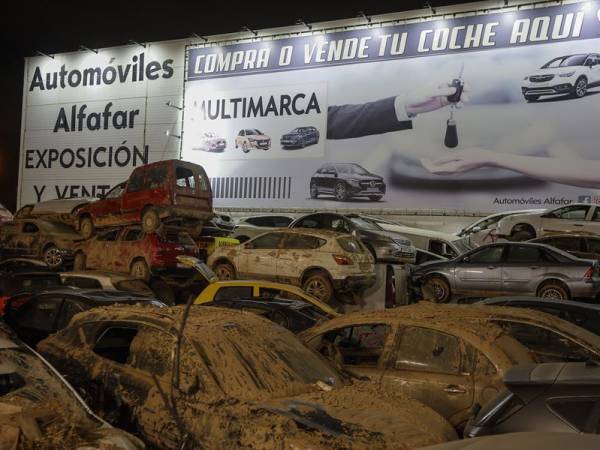 Veinticinco días después de la dana que cambió sus vidas para siempre, los pueblos del sur de Valencia encaran otro fin de semana de trabajo a destajo con cientos de vehículos apilados y emergencias.