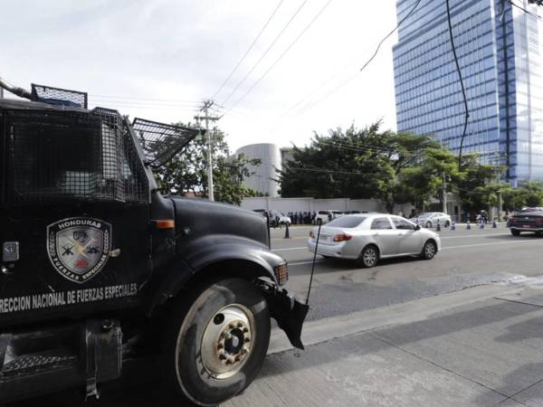 Este viernes, las autoridades hondureñas reforzaron la seguridad en Casa Presidencial ante el anuncio de manifestaciones exigiendo la renuncia de la presidenta Xiomara Castro. La manifestación se dirige a la zona.