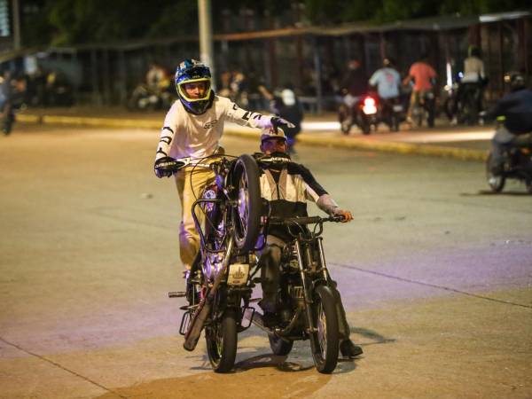 Con un público improvisado los motociclistas tientan la suerte para mostrar sus habilidades.