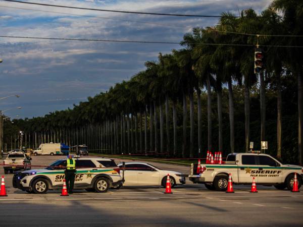 Patrullas cerca del campo de golf de Donald Trump en Florida, después de que se avistó a un hombre armado.