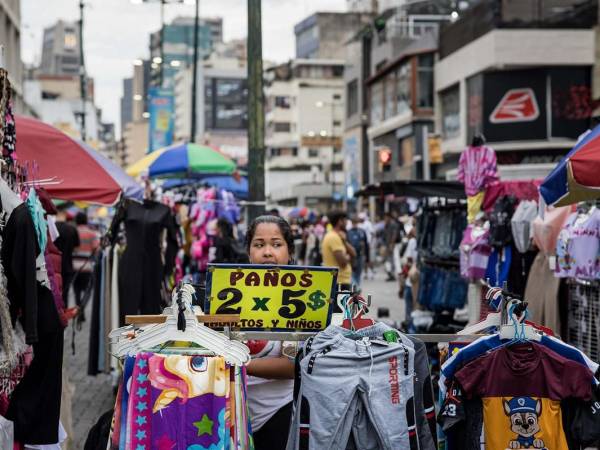 En Venezuela, la diferencia entre el dólar oficial y el paralelo ha vuelto a ser significativa, afectando los precios en comercios formales e informales