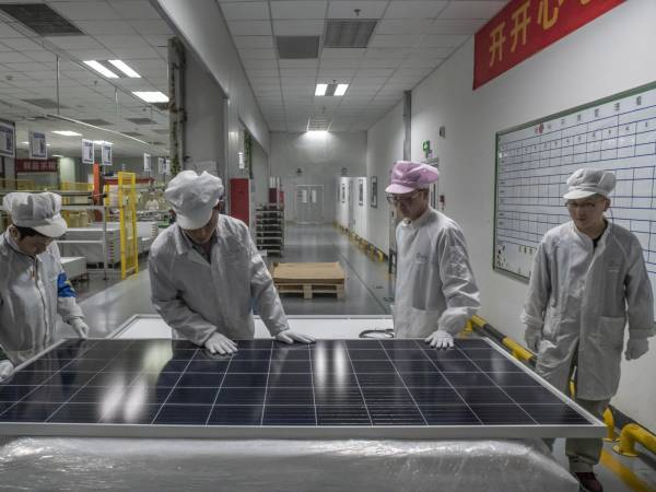 La industria nacional de paneles solares de China está en convulsión. Una línea de producción en Suzhou en 2019.