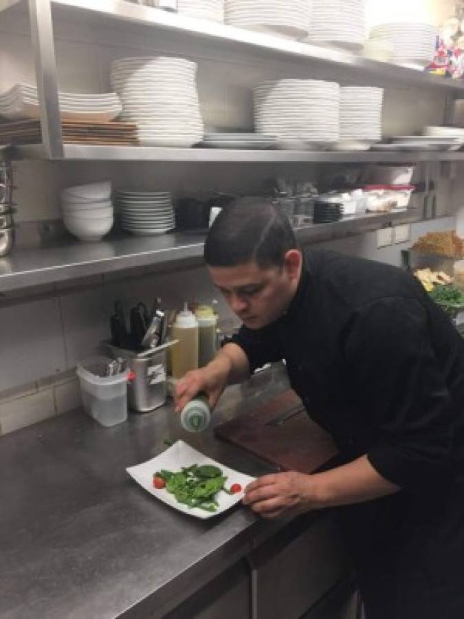 Chef catracho se destaca con sus platillos en Londres