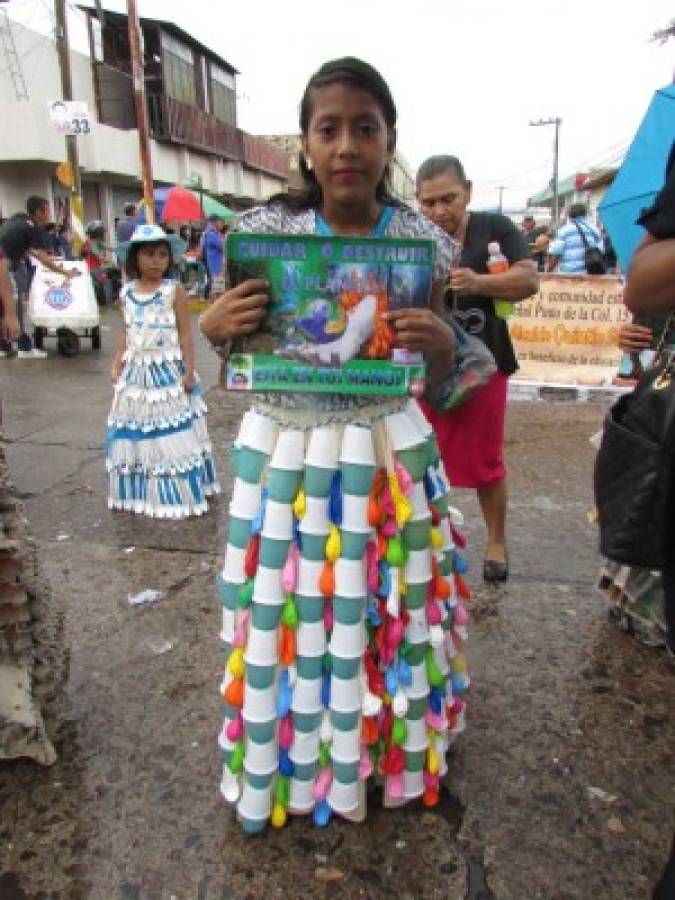 Estudiantes del sur promueven el reciclaje durante desfile patrio