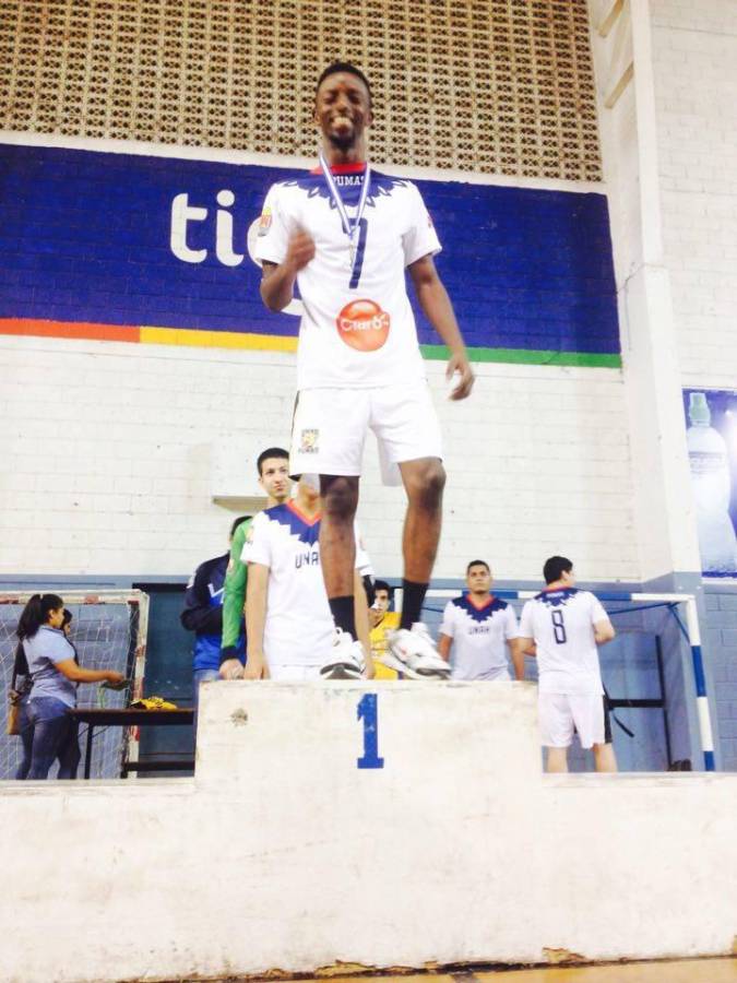 En su época como estudiante, Edgar Witty fue jugador de balonmano.