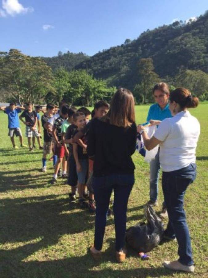 Equipo de niños olvidó los sacos para vestir uniformes de verdad