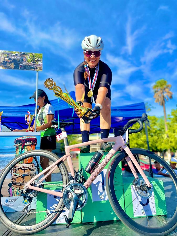 La campeona celebrando uno de sus muchos logros en el ciclismo.