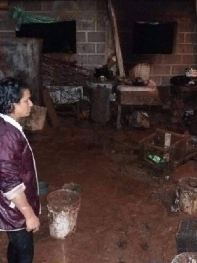 Casas inundadas y calles anegadas por fuertes lluvias en la capital de Honduras