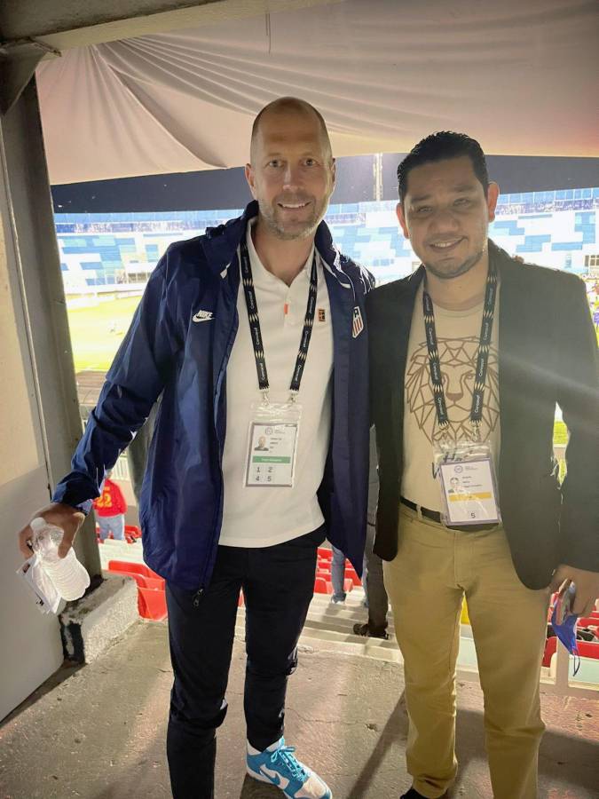 Henry con el entrenador de la selección de Estados Unidos Gregg Berhalter.