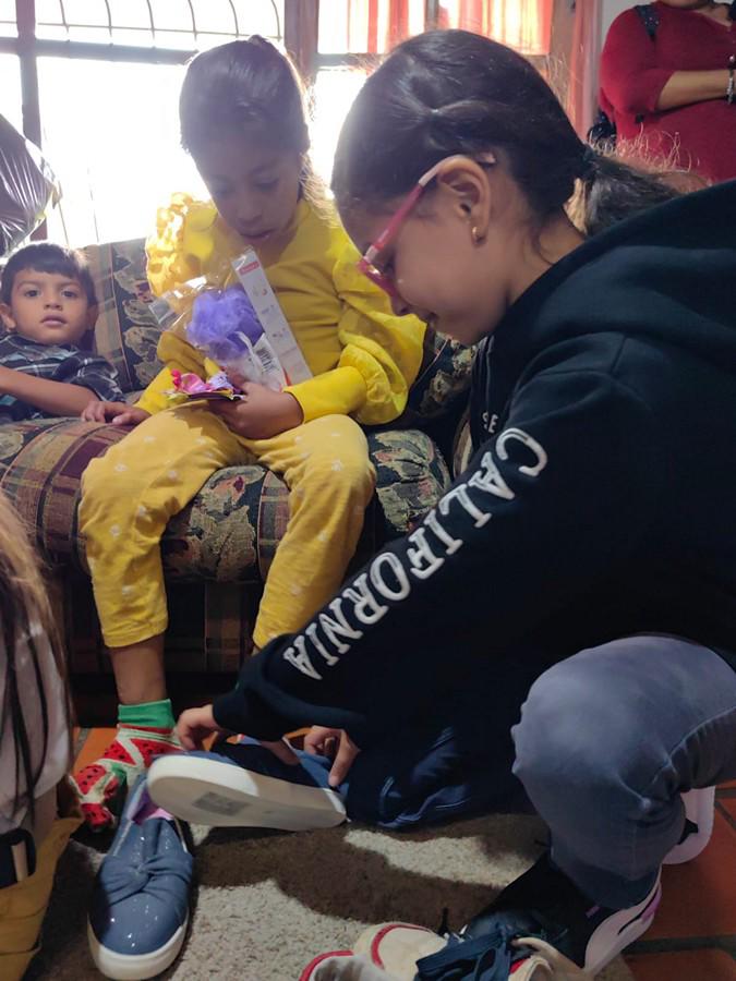 Los niños estuvieron muy atentos a entregar ellos mismos el calzado que donaron para los pequeños del Hogar Los Ángeles.