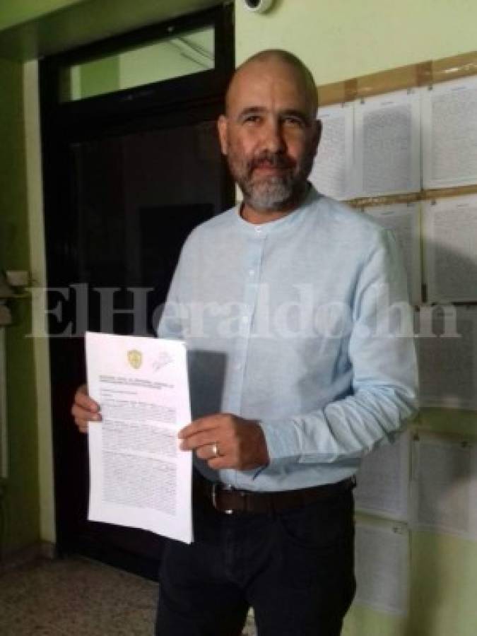 Padilla muestra el escrito con los cambios a los estatutos del Pac, foto: Álvaro Mejía / EL HERALDO.