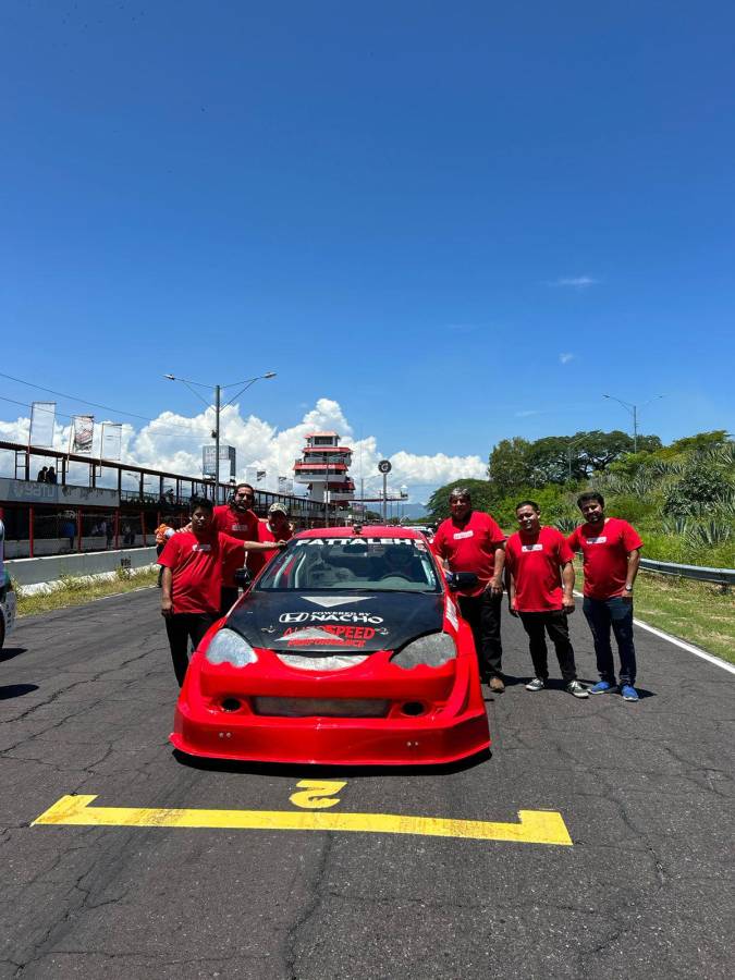 Hondureño destaca internacionalmente y gana primer lugar en carrera automovilística