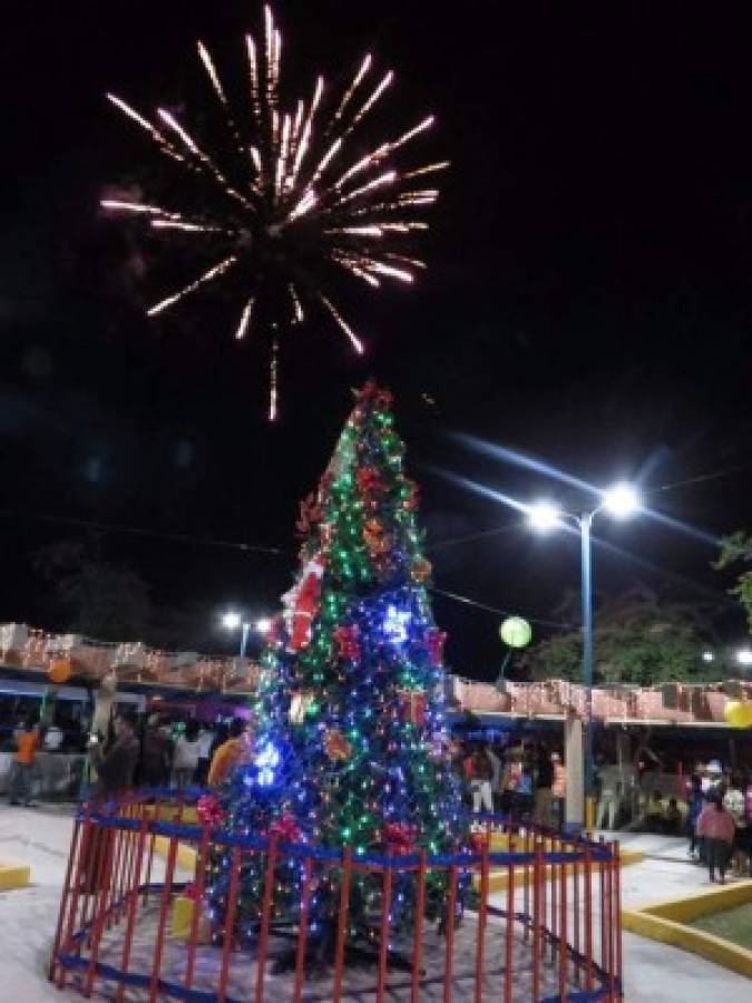 Un árbol de navidad decora el parque Los Enamorados