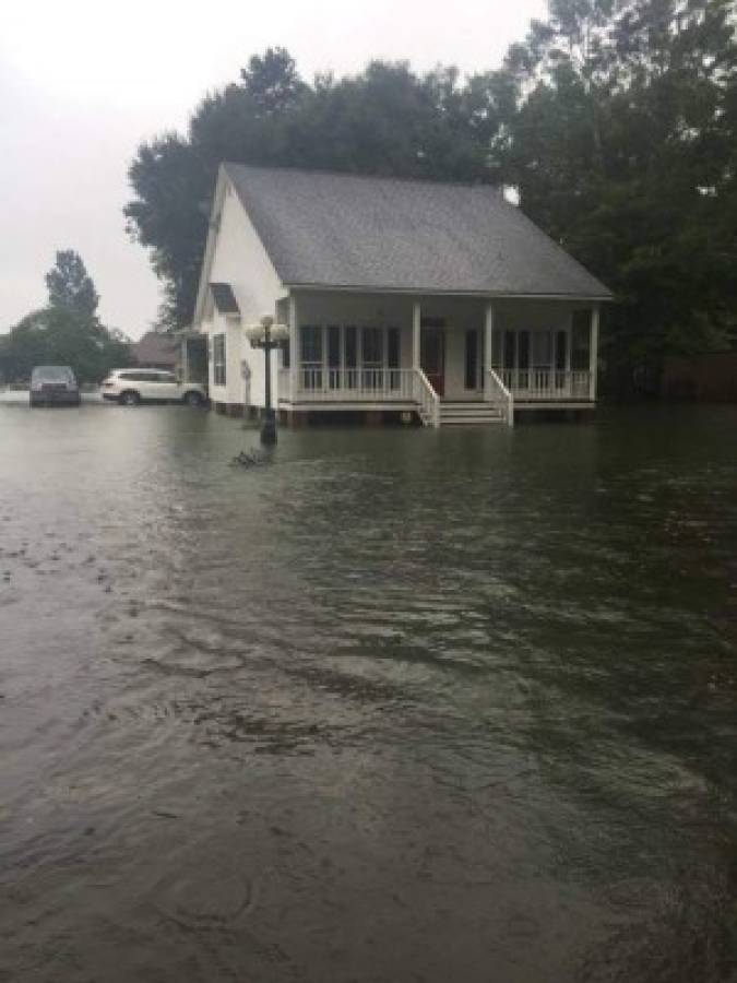 Tres personas mueren por inundaciones sin precedentes en sur de EEUU