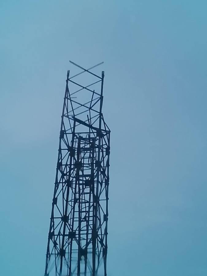 Torre del estadio Excélsior antes de que derribara a causa de los fuertes vientos que acompañan las lluvias.