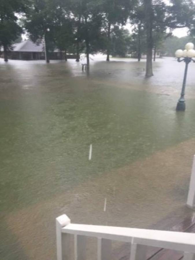 Tres personas mueren por inundaciones sin precedentes en sur de EEUU