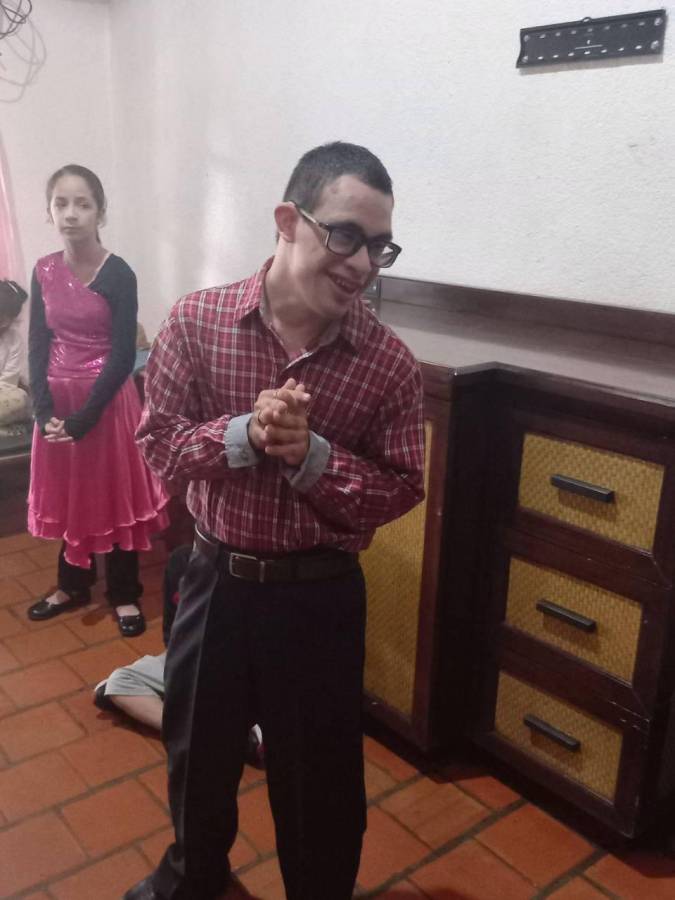 Con su música Pedrito quien es voluntario de “Dejando huella” inspiró a Mario, uno de los niños del hogar, a cantar.