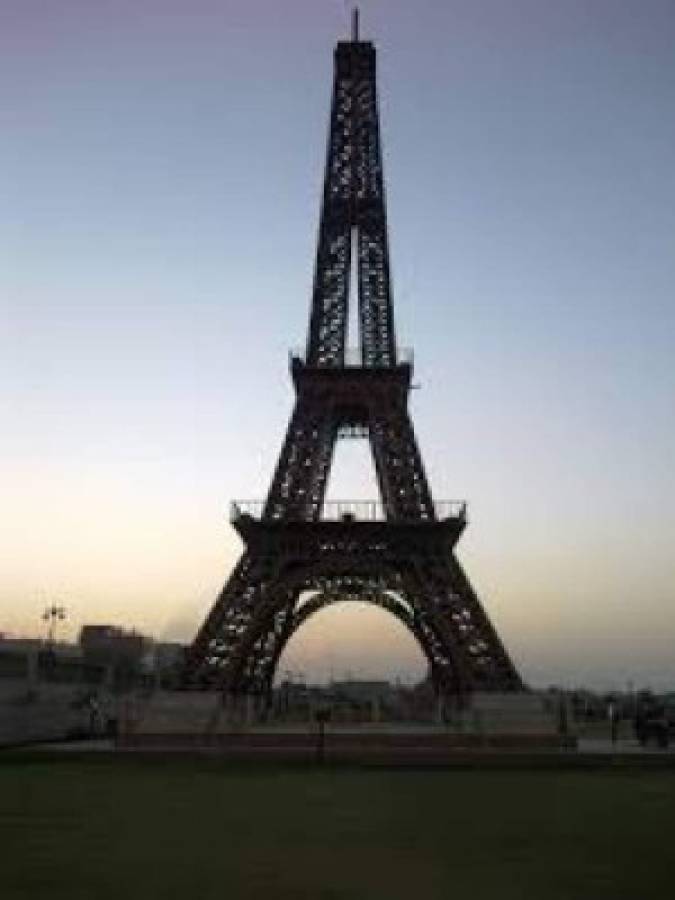 Rusos escalan la torre Eiffel sin protección