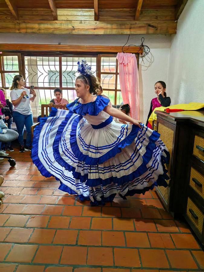 La participación de Abi fue del agrado de los niños del Hogar Los Ángeles cuando con su talento y carisma bailó al ritmo de punta.