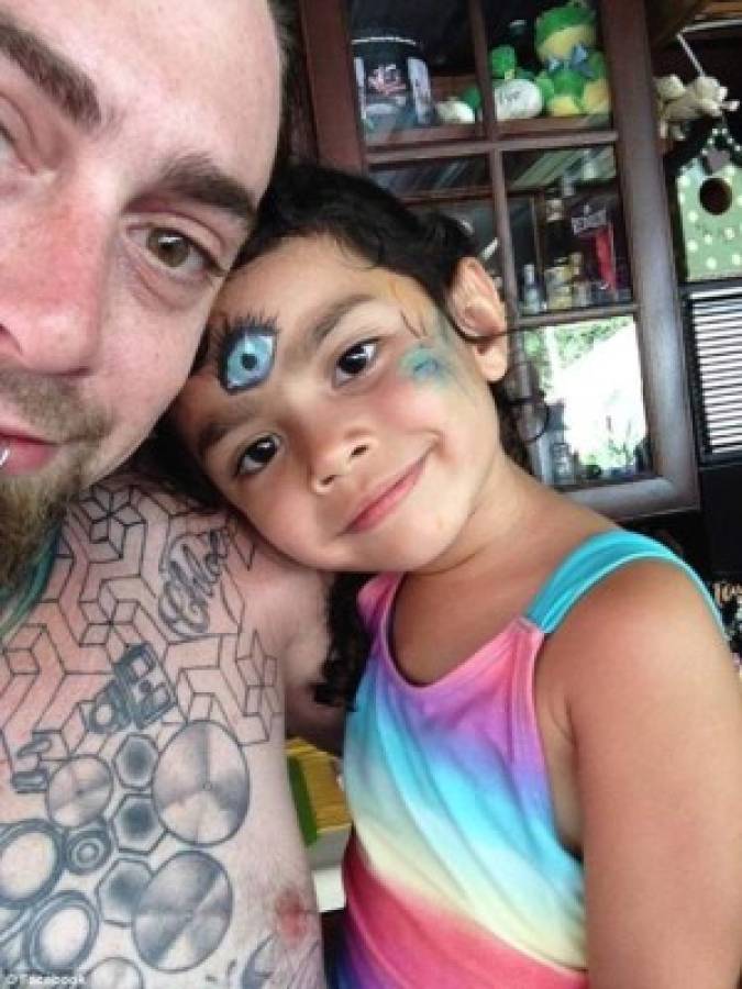 Pequeña tatúa a su padre y el resultado se hace viral