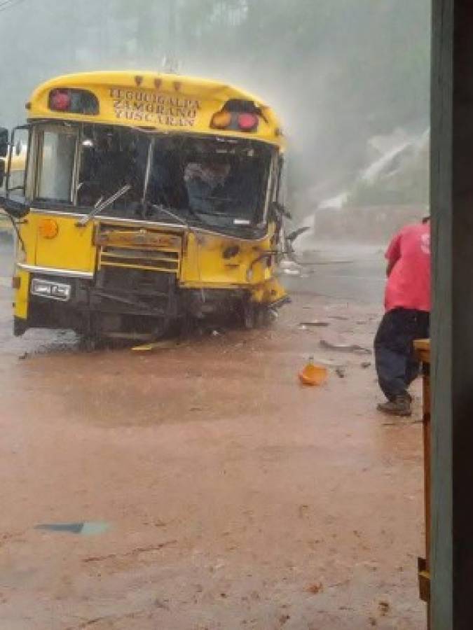 Un muerto en salida a Danlí y una rastra se vuelca en carretera al sur