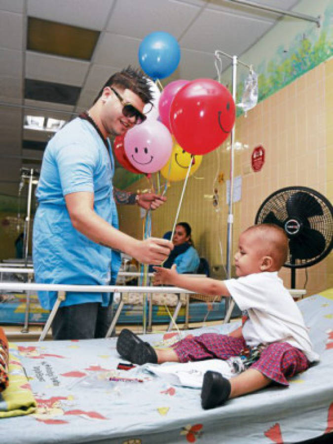 Farruko llevó alegría a los niños con cáncer del Materno Infantil