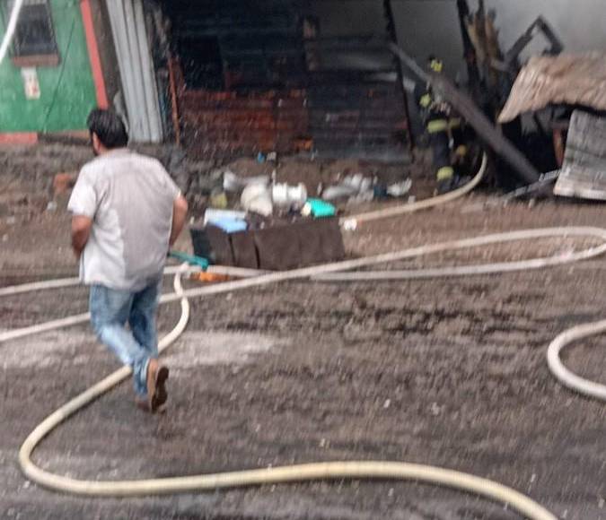 Las imágenes del incendio que consumió tres viviendas en colonia El Progreso