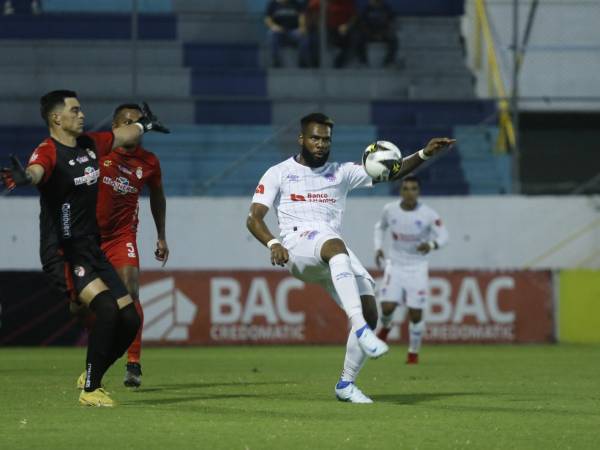 Jorge Benguché por poco rompe el 0-0 en San Pedro Sula.