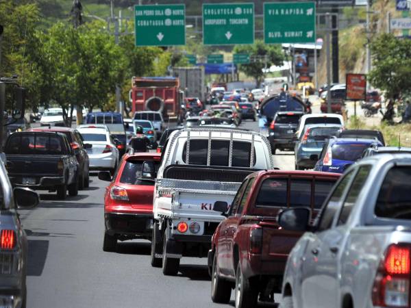 El tráfico en la ciudad también se genera por los bacheos diurnos en diversas zonas de la capital.