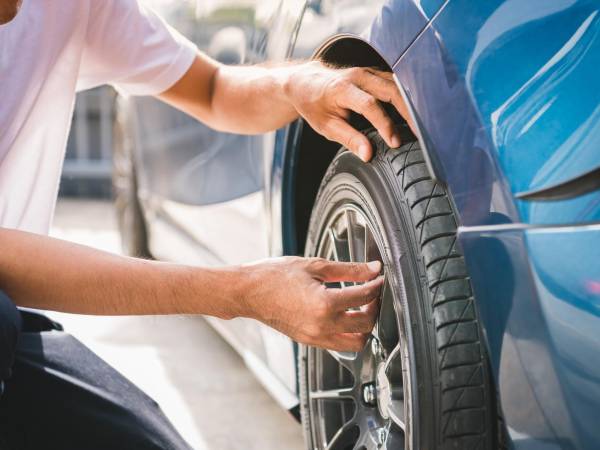 Planificar el viaje, comprobar la presión de los neumáticos y mantener una velocidad uniforme son estrategias que te permitirán ver diferencias en el consumo de gasolina y, por ende, en el gasto.