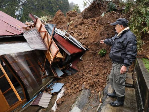 Cerro colapsa sobre varias viviendas tras sismos en Japón